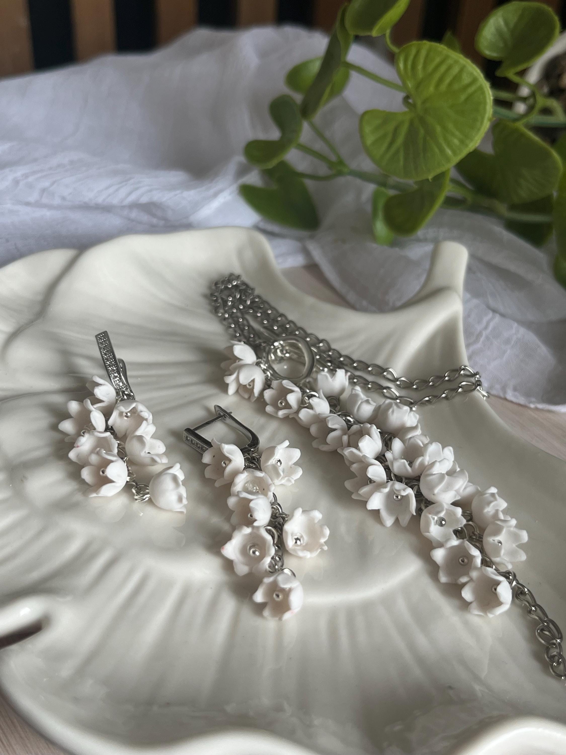 Серьги «Ландыш» ручной работы, серьги с белыми цветами, серьги из полимерной глины, цветочные украшения, свадебные серьги, подарок для нее.