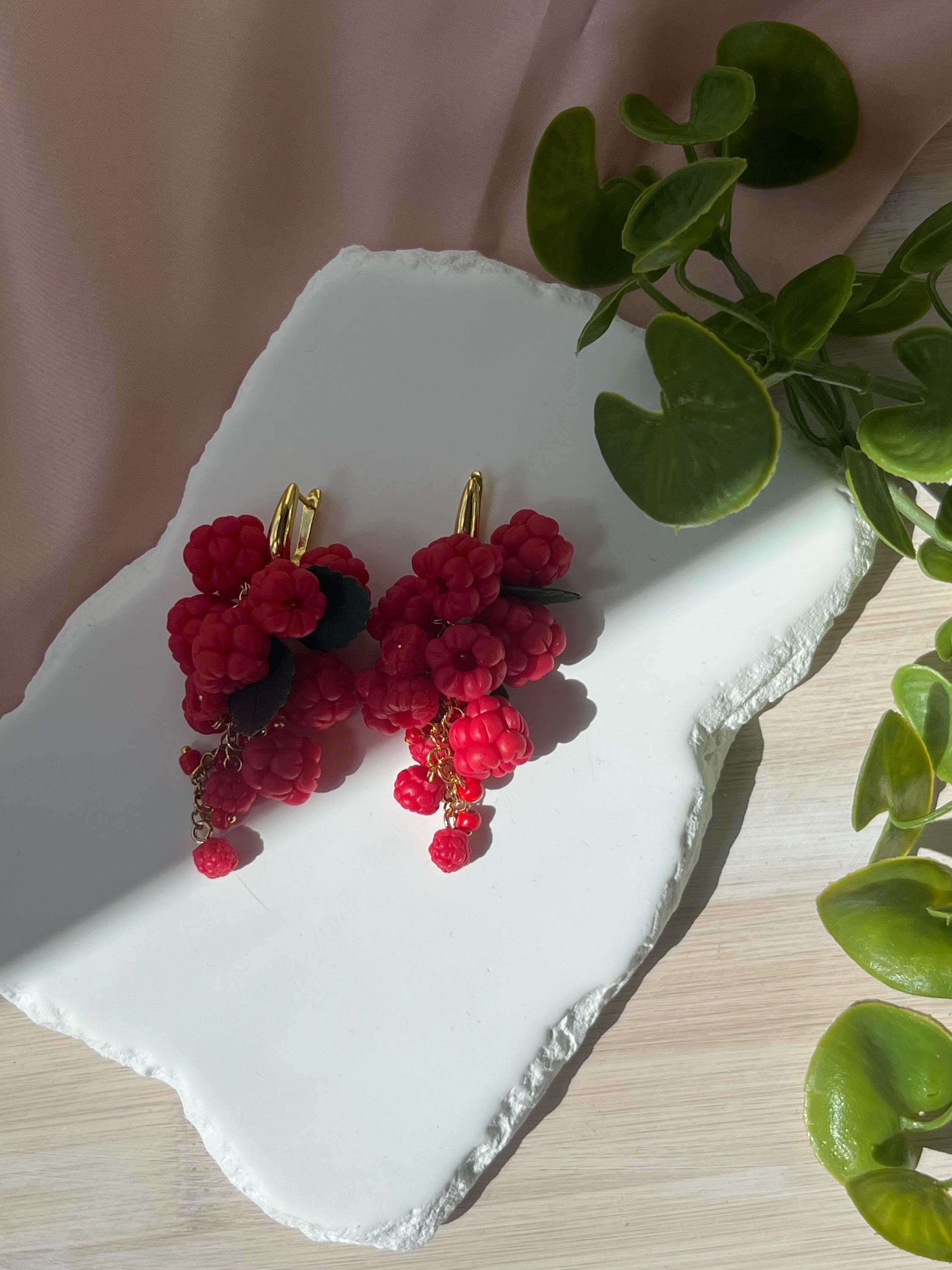 Серьги с малиновым узором, серьги ручной работы с малиной, украшения из полимерной глины в виде ягод, украшения с фруктами ручной работы, подарок для нее.