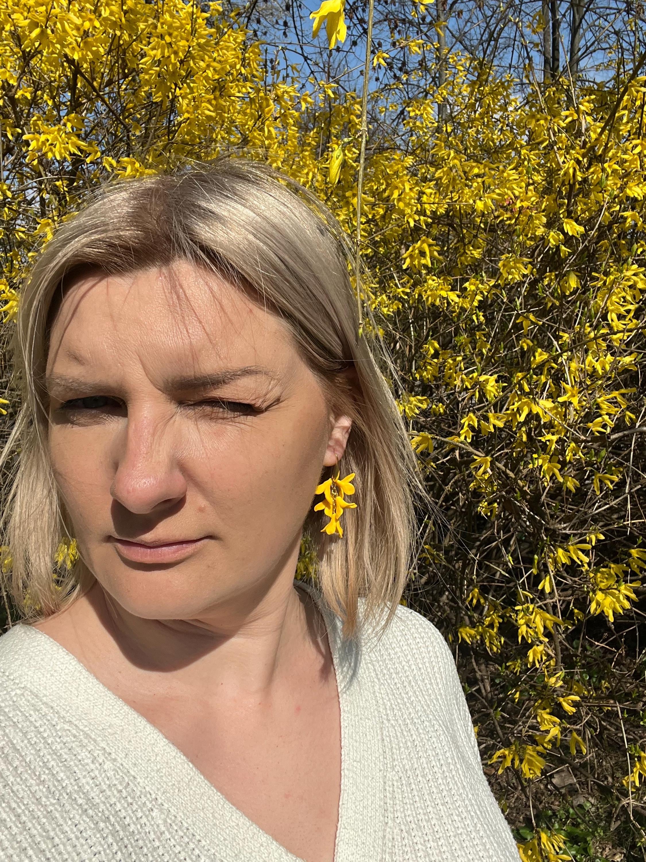 Серьги в виде цветка форзиции, серьги в виде желтых цветов, серьги из полимерной глины с цветочными мотивами, весенние цветочные украшения, серьги ручной работы с цветами.